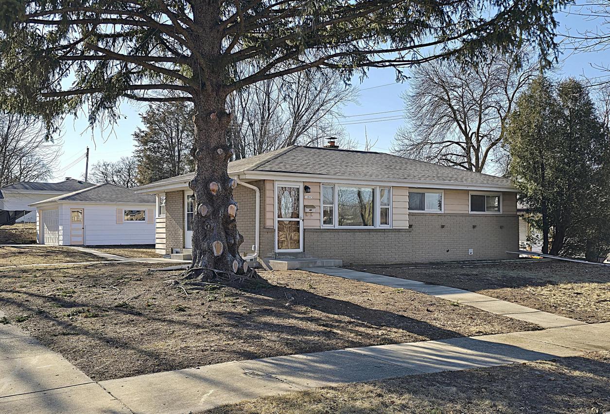 10805 W Fairmount Ave, Milwaukee, WI 53225