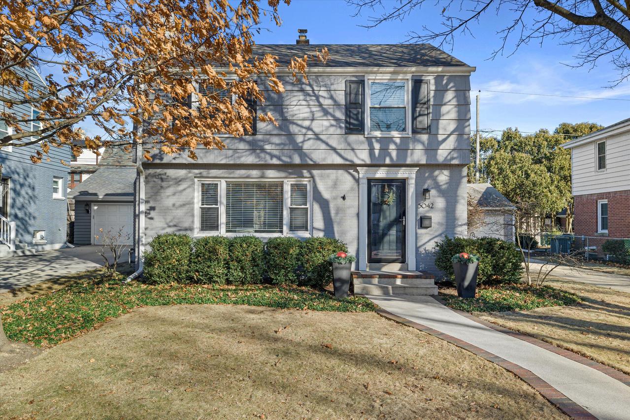 5042 N Larkin St, Whitefish Bay, WI 53217