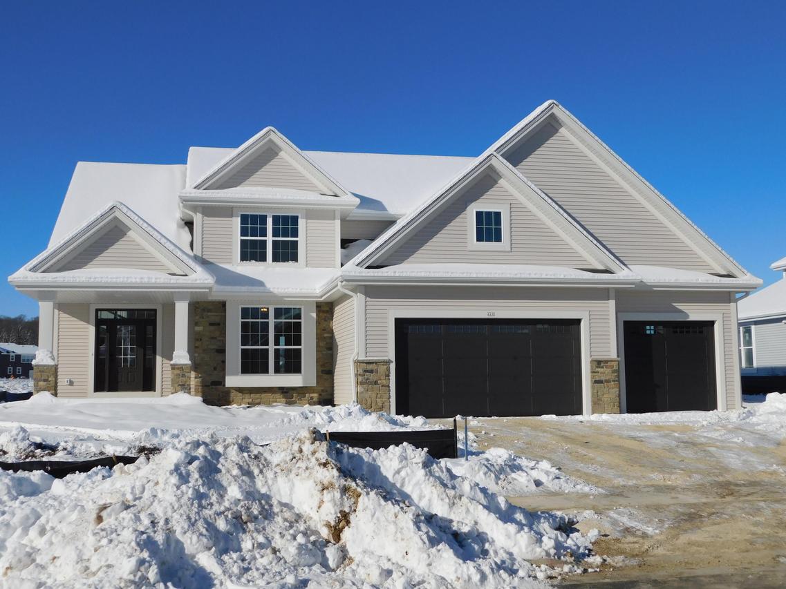 221 Candleberry Ln, Grafton, WI 53024