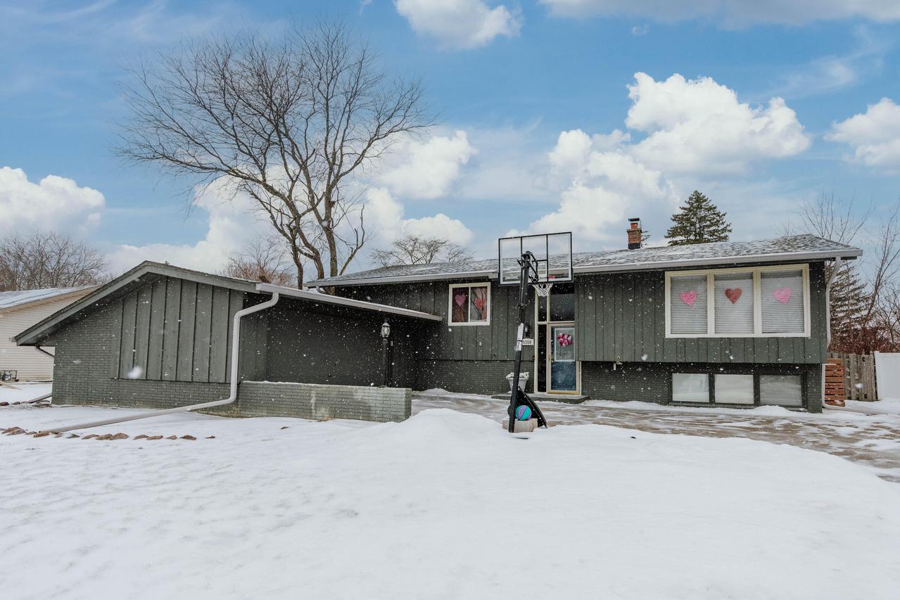 5350 Gallant Fox Ln, Caledonia, WI 53402