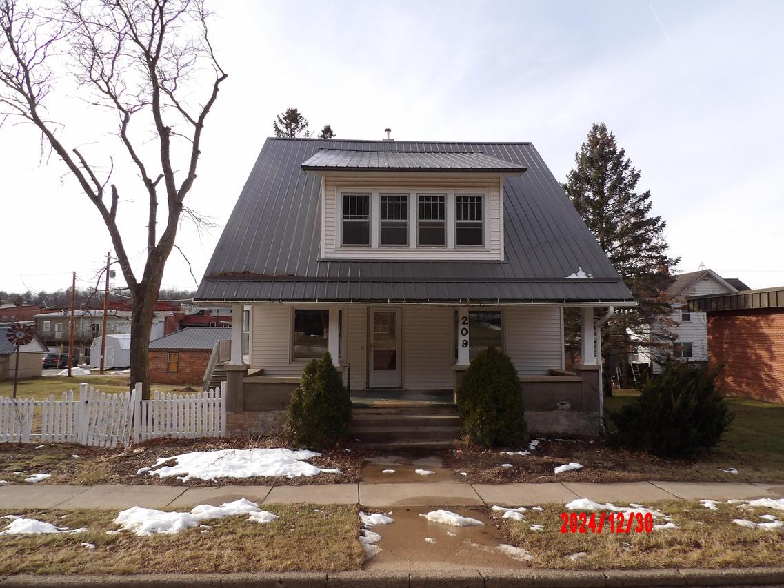 209 N East St, Wonewoc, WI 53968