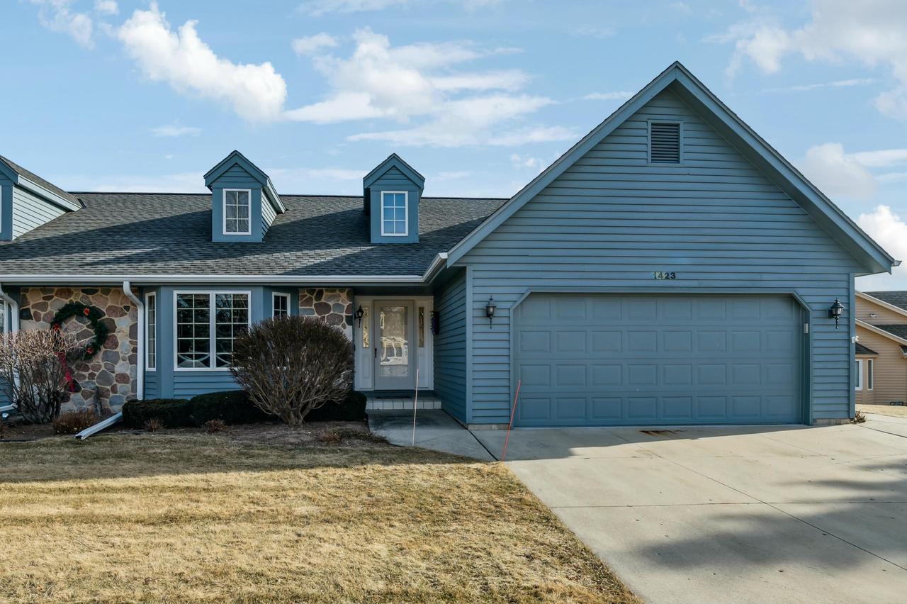 1423 Ridgewood Dr, West Bend, WI 53095