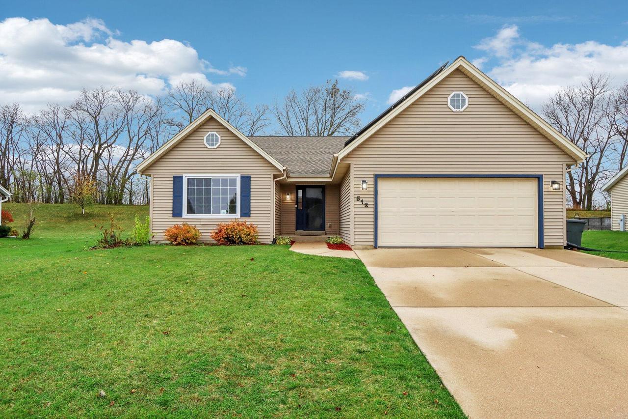 512 Parkview Dr, Johnson Creek, WI 53038