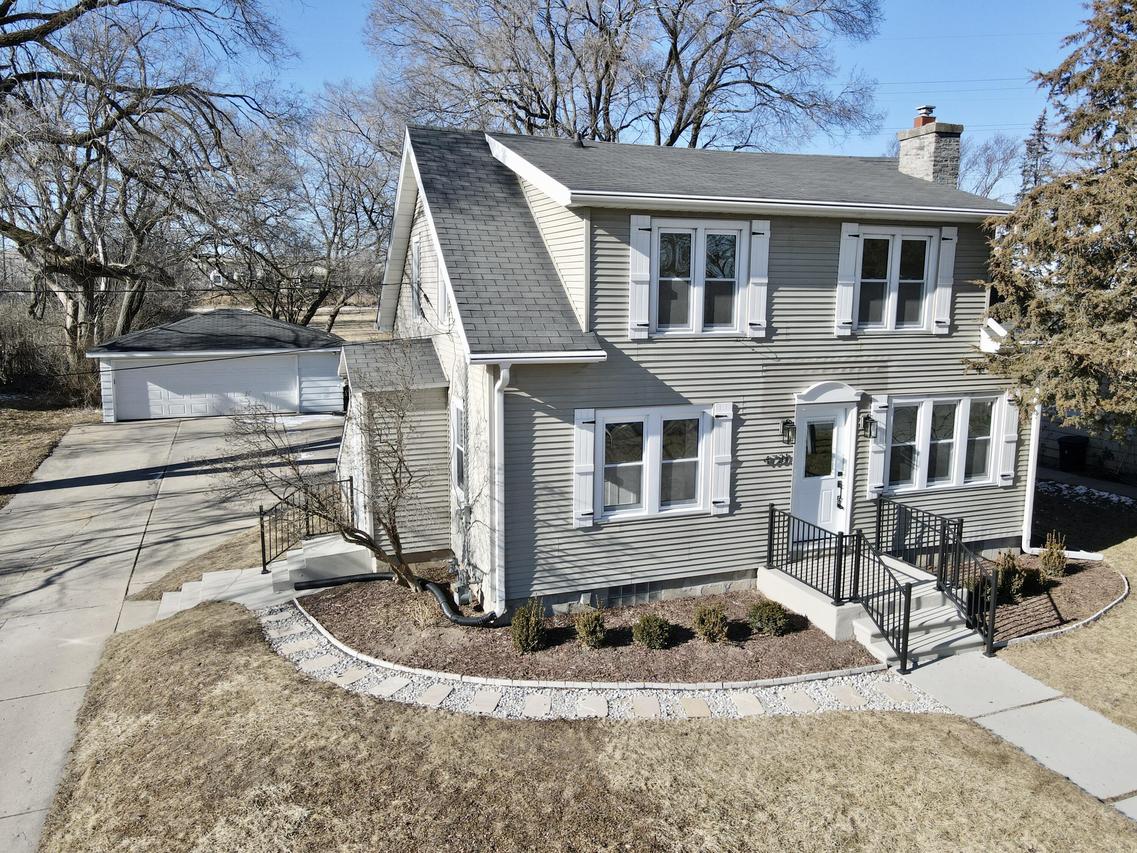 4731 N 118th St, Wauwatosa, WI 53225