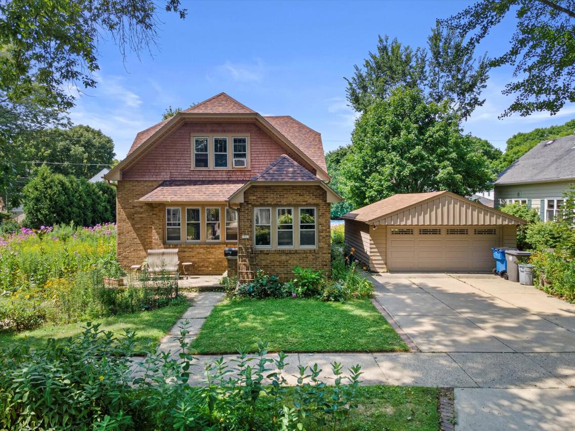 5013 N Elkhart Ave, Whitefish Bay, WI 53217