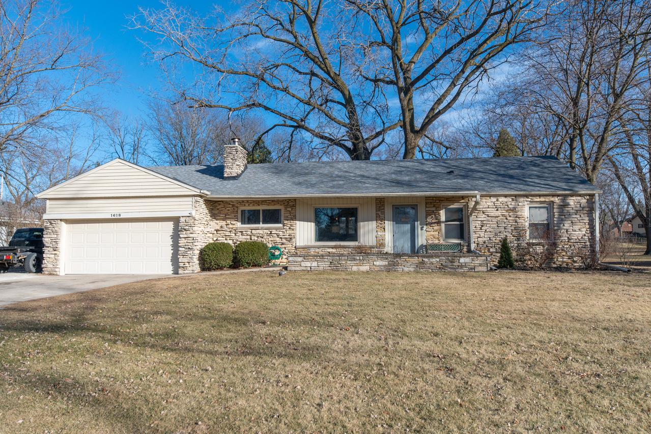 1618 S Clover Knoll, New Berlin, WI 53151