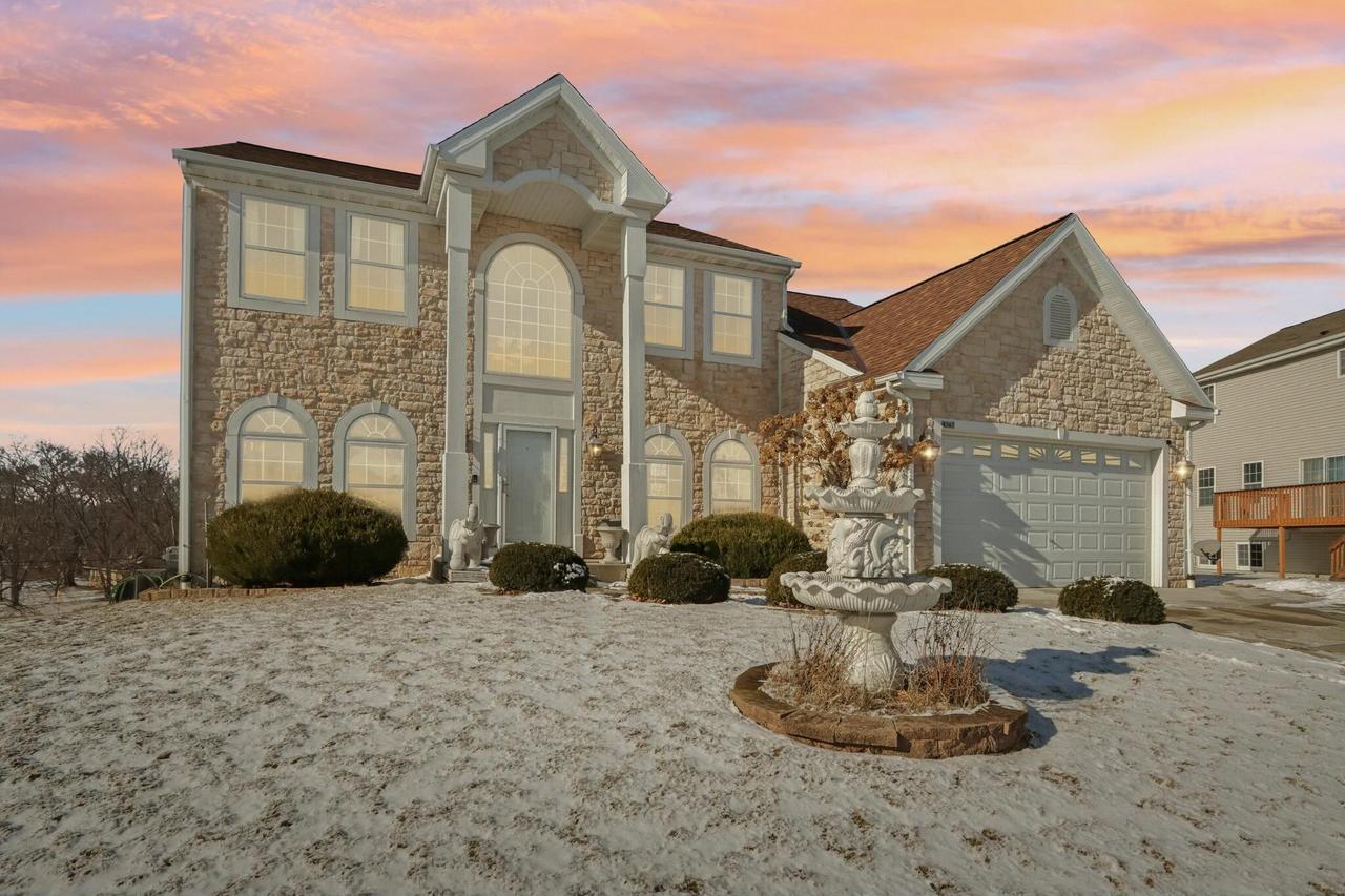 8347 S Palomino Dr, Oak Creek, WI 53154