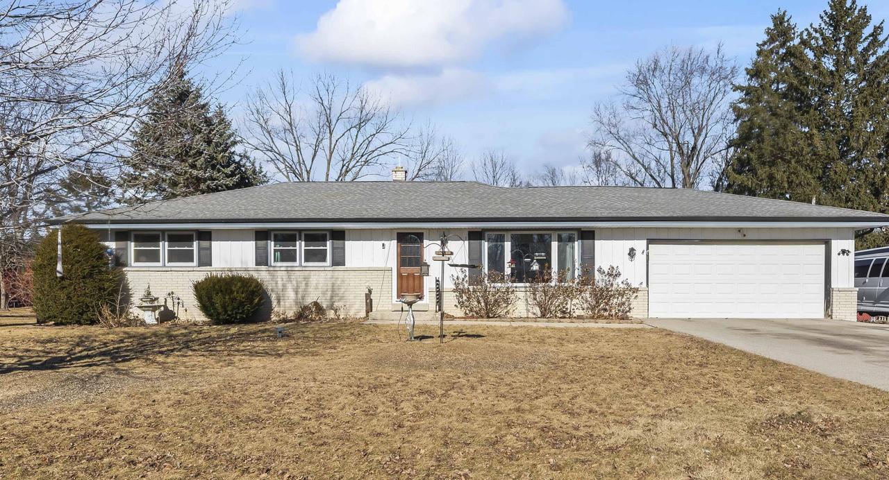 N52W15412 El Rio Dr, Menomonee Falls, WI 53051