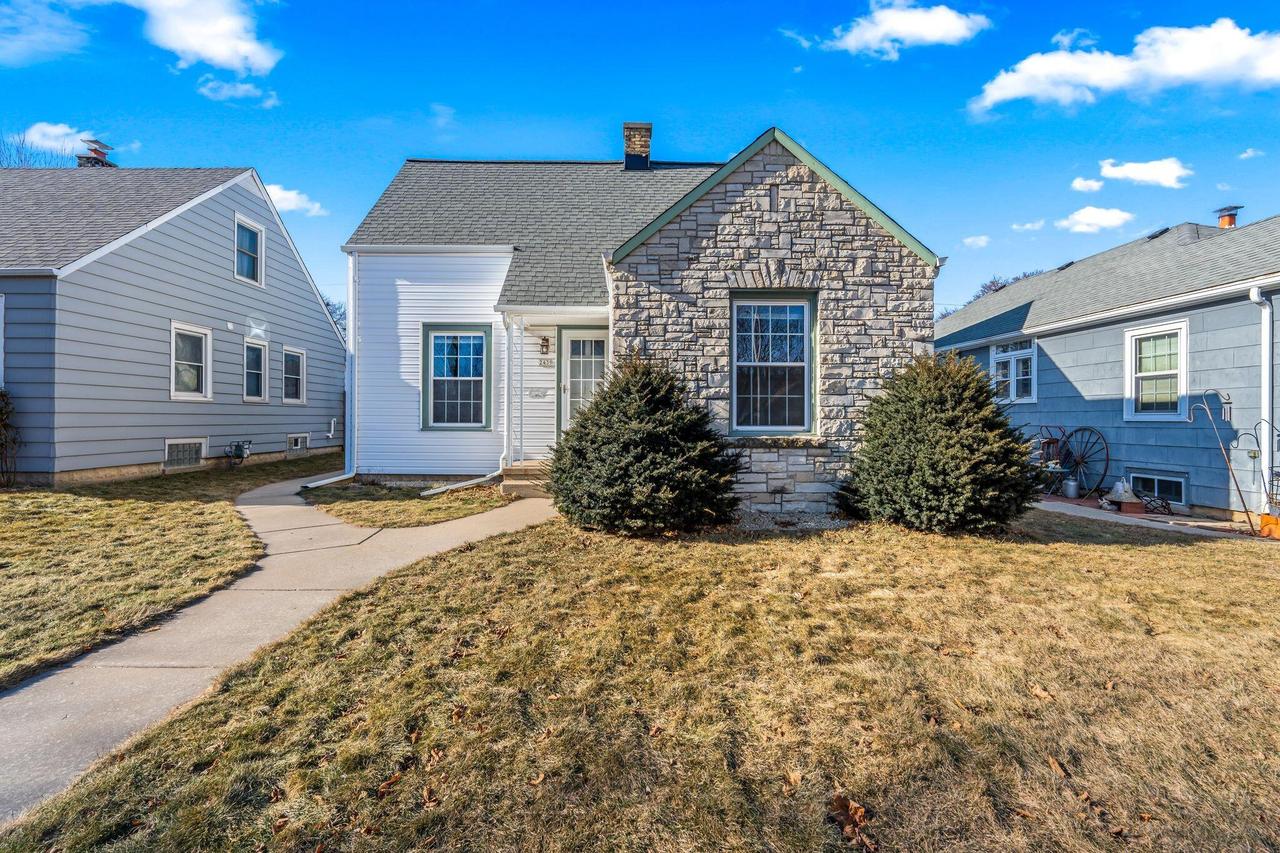 2439 S 61st St, West Allis, WI 53219