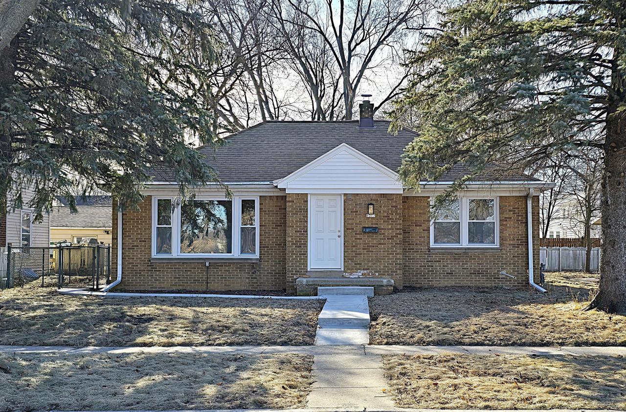 5317 W Lincoln Creek, Milwaukee, WI 53218