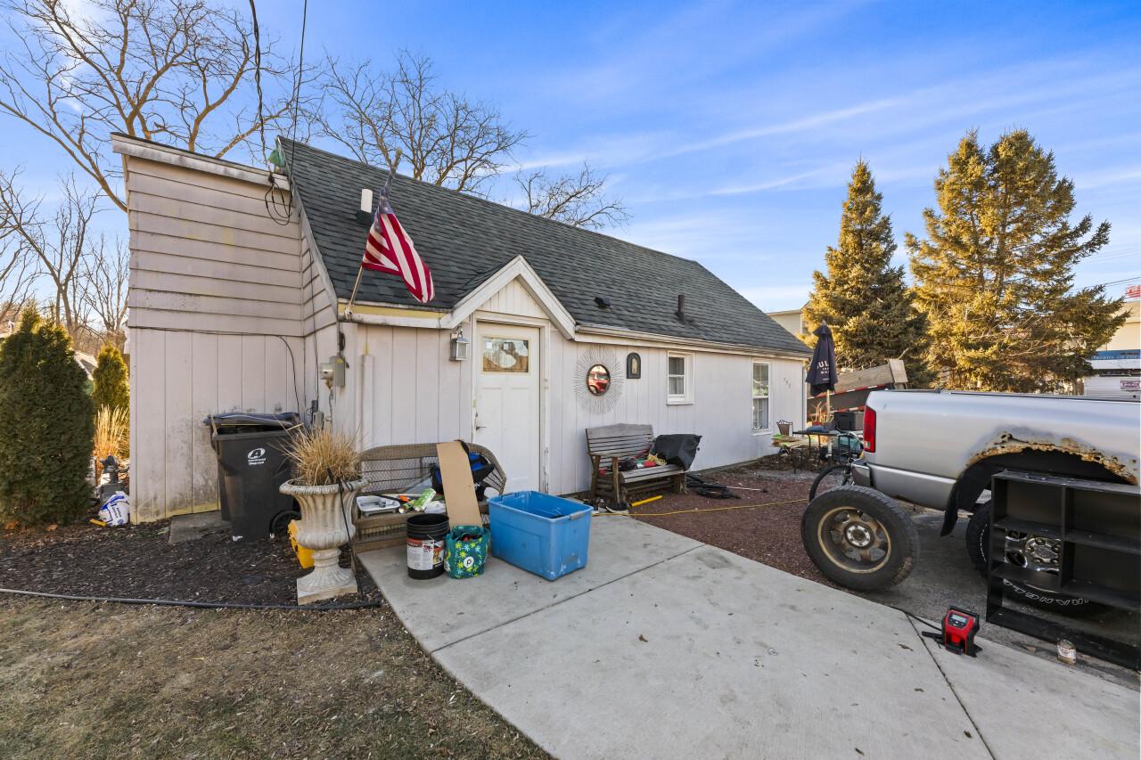 208 Clark St, Pewaukee, WI 53072
