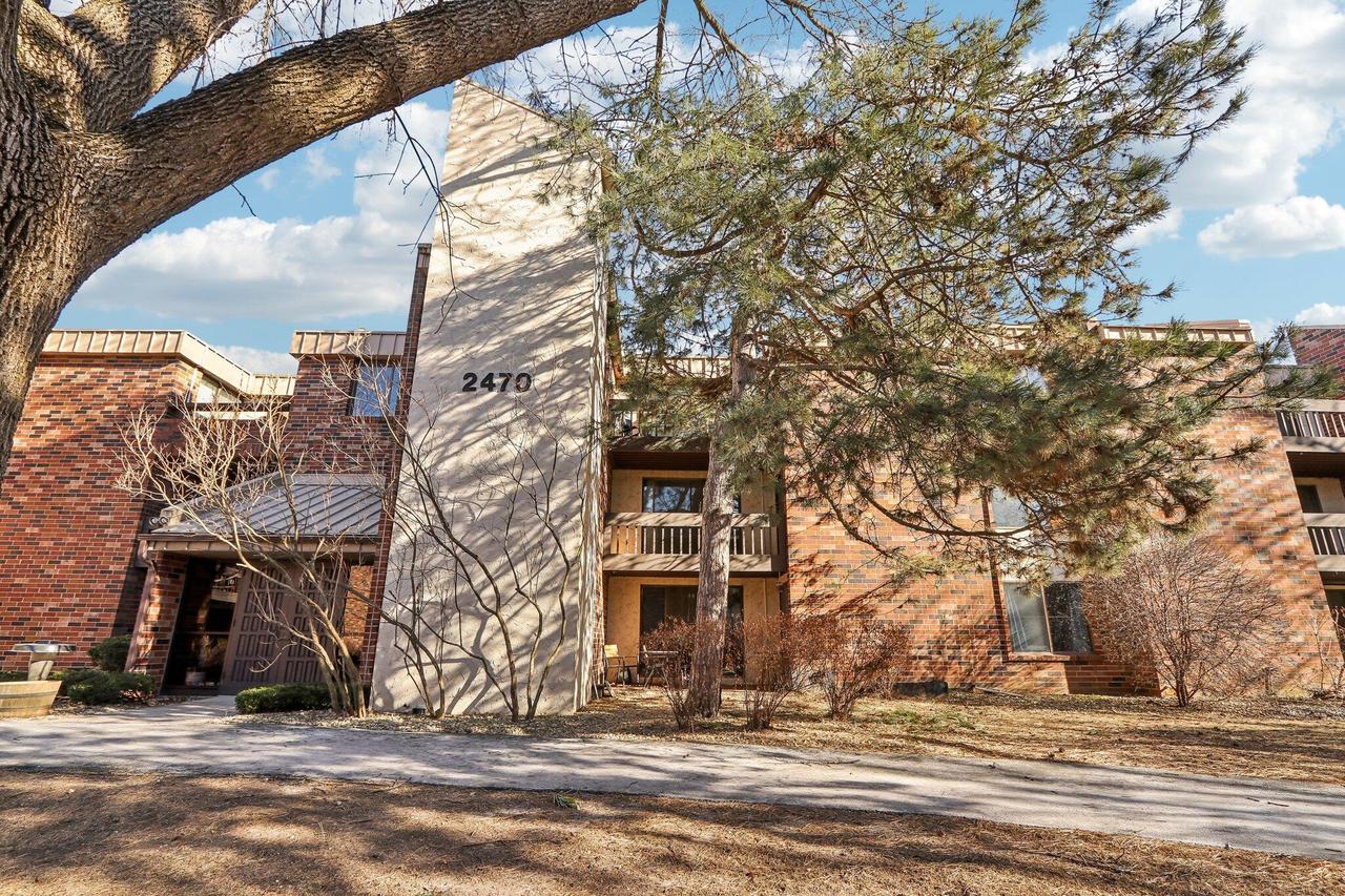 2470 W Good Hope Rd #263, Glendale, WI 53209