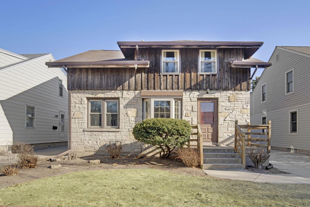 5552 N Lydell Ave, Whitefish Bay, WI 53217