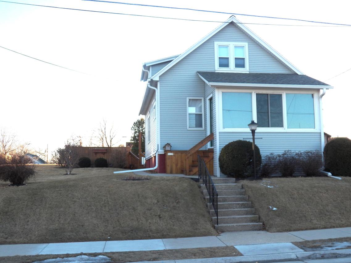 1115 Division St, Manitowoc, WI 54220