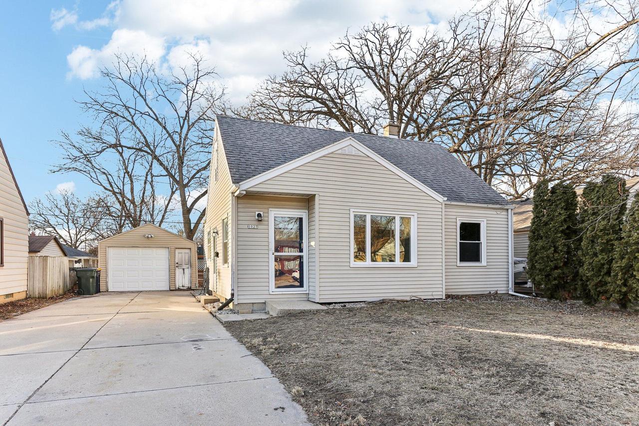 1027 S 110th St, West Allis, WI 53214