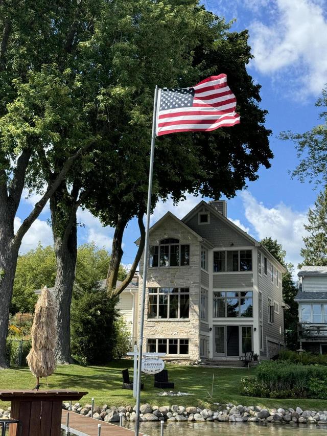 5648 W Lake Dr, West Bend, WI 53095