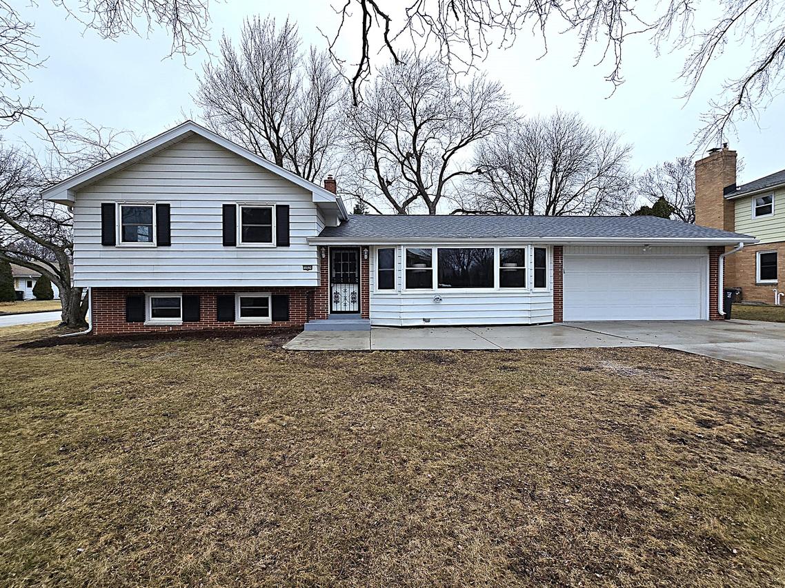 10924 W Courtland Ave, Wauwatosa, WI 53225