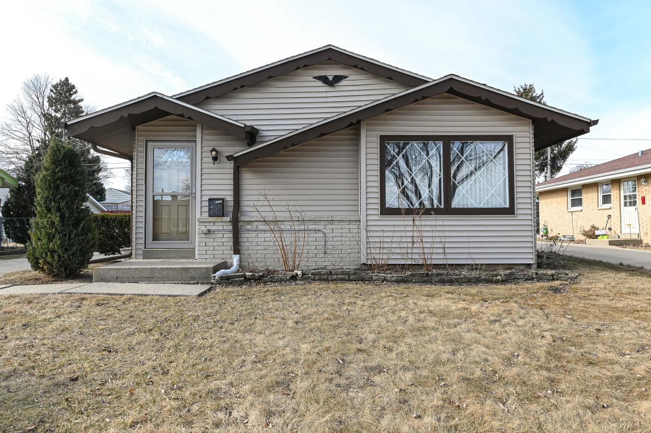 2603 S 93rd St, West Allis, WI 53227