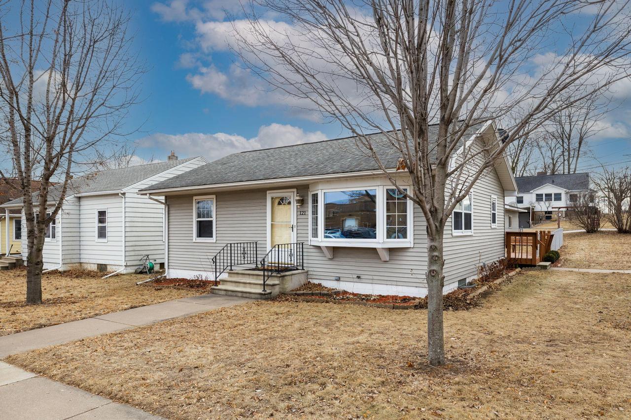 121 N 4th Ave, Onalaska, WI 54650