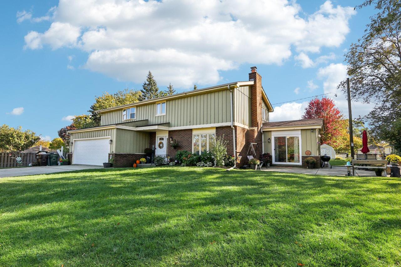 4620 S 36th St, Greenfield, WI 53221