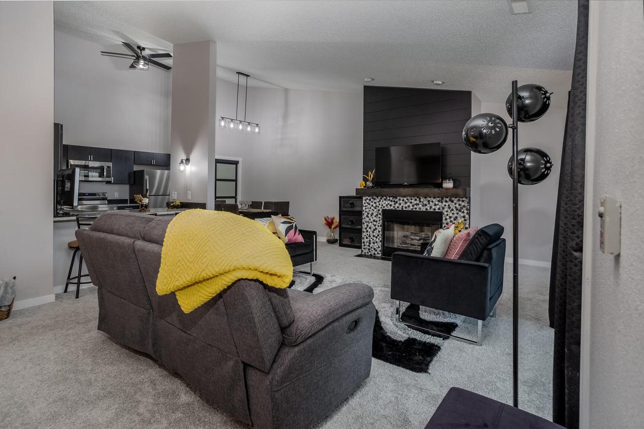 W240N2566 E Parkway Meadow #6, Pewaukee, WI 53072