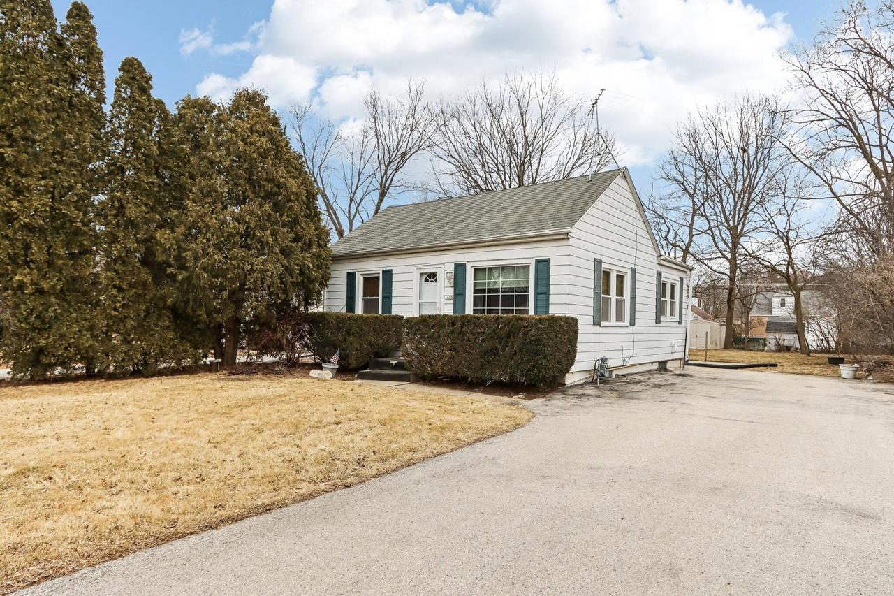 1430 S Rock Pl, New Berlin, WI 53151