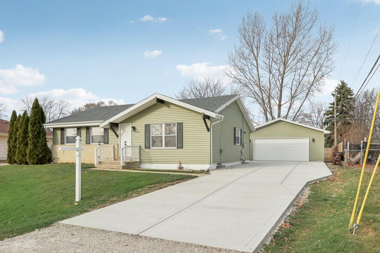 2204 Tara Dr, Caledonia, WI 53402