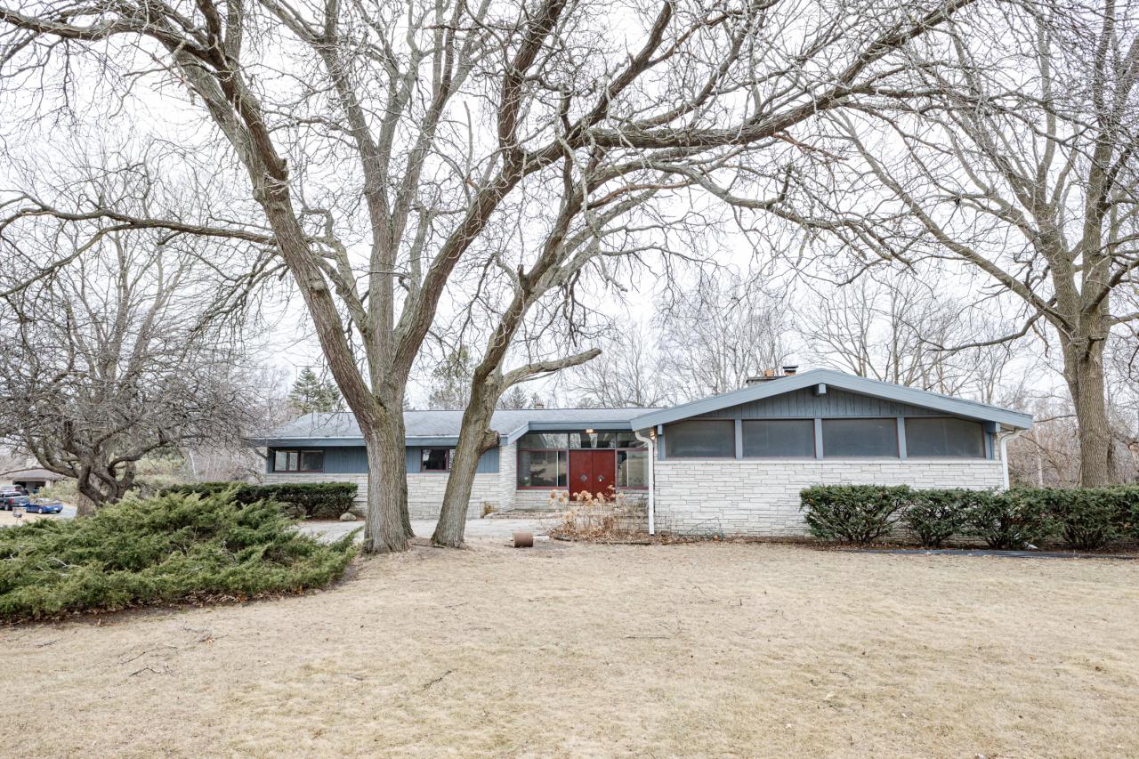 S23W22751 Hinsdale Rd, Waukesha, WI 53186
