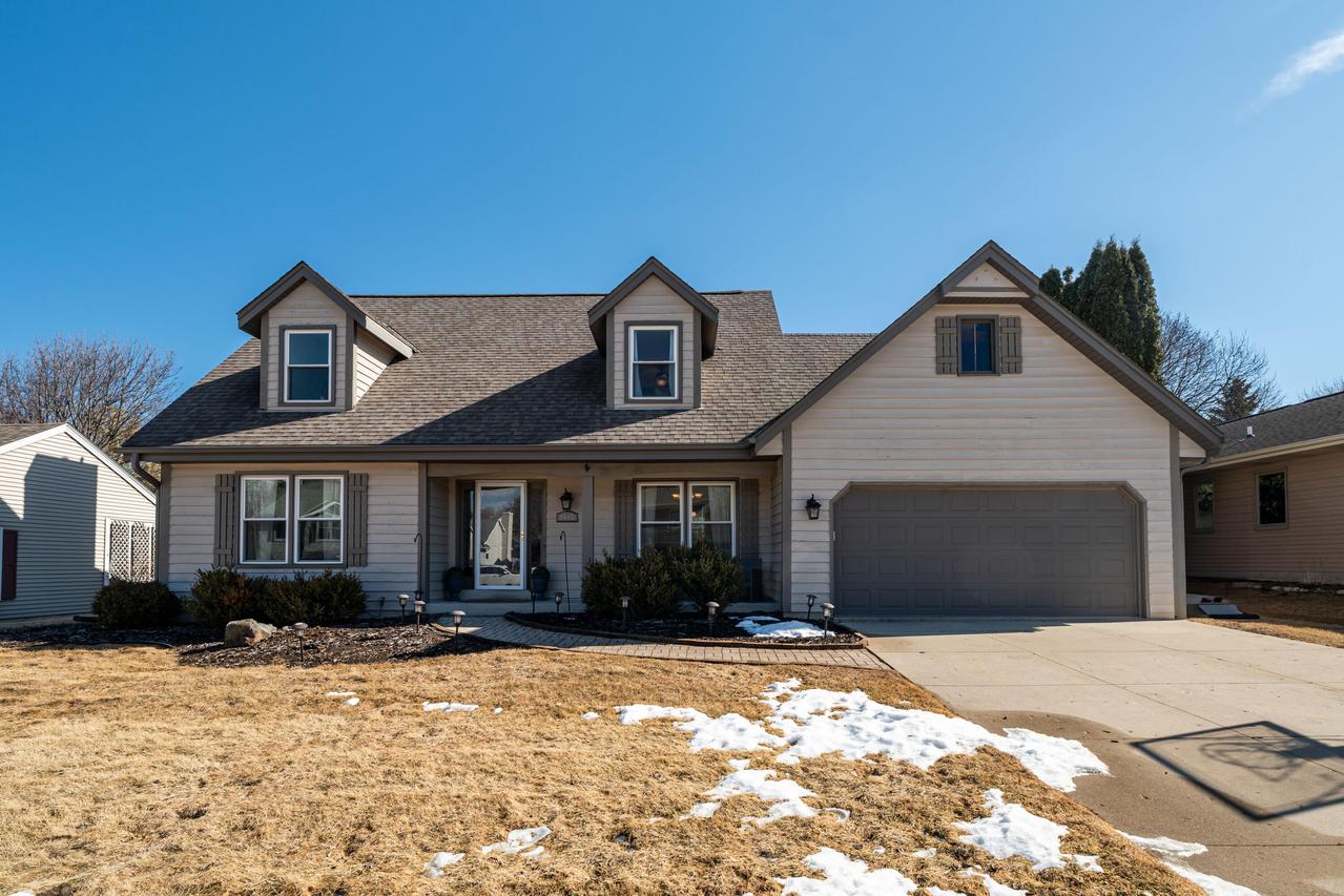 1007 Cottonwood Ct, West Bend, WI 53095