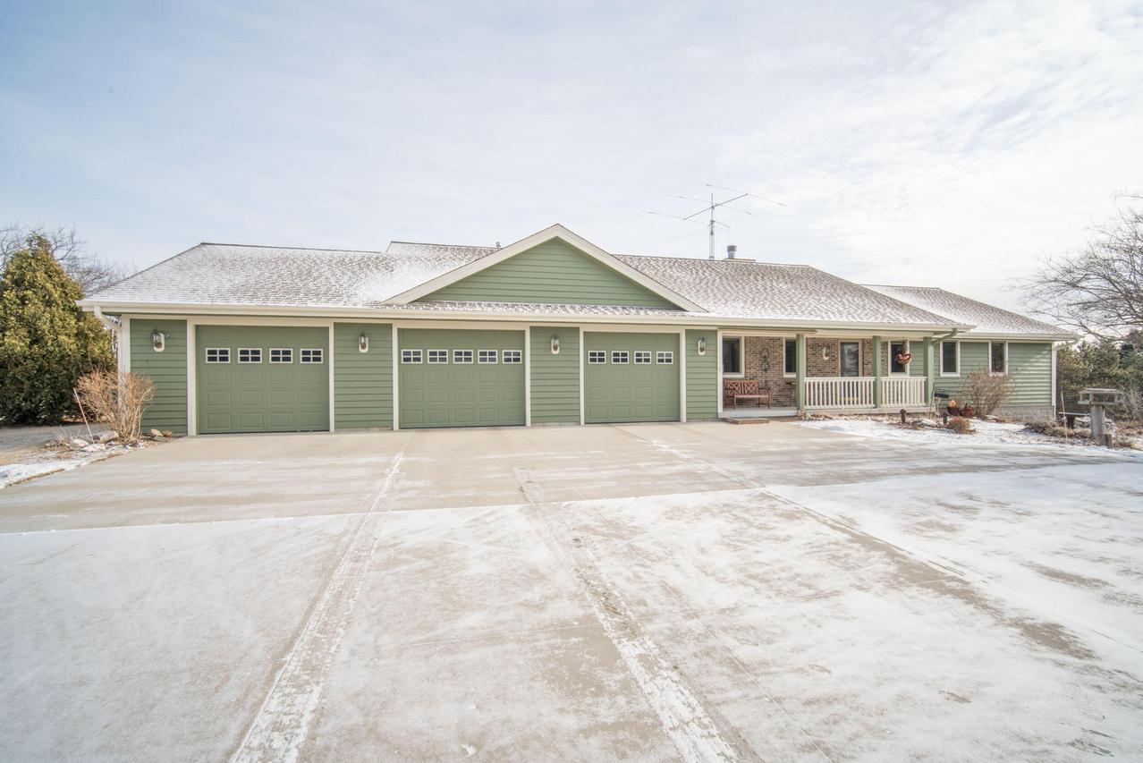 2057 Ann Ct, Farmington, WI 53040