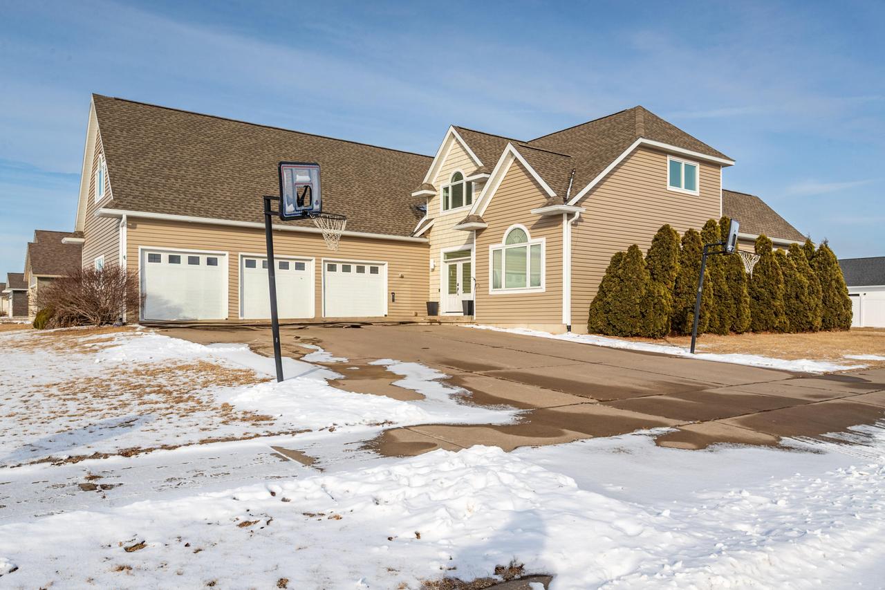 715 Silver Dr, Holmen, WI 54636