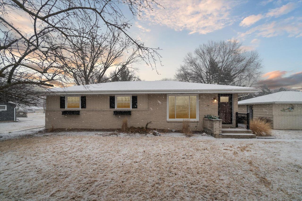 N33W22299 Hill N Dale, Pewaukee, WI 53072