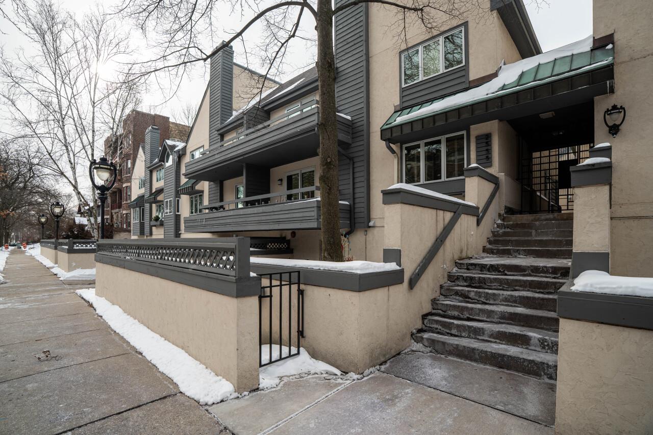 2555 N Lake Dr #3, Milwaukee, WI 53211