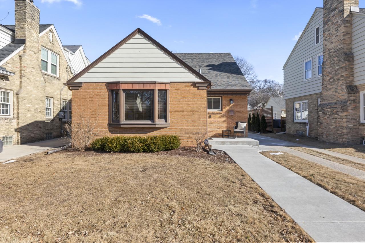 2350 N 89th St, Wauwatosa, WI 53226