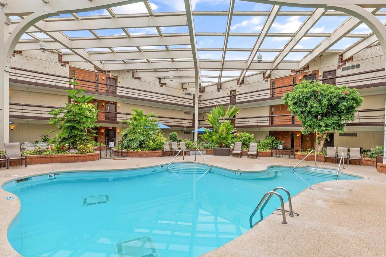 6100 W Stonehedge Dr #342C, Greenfield, WI 53220