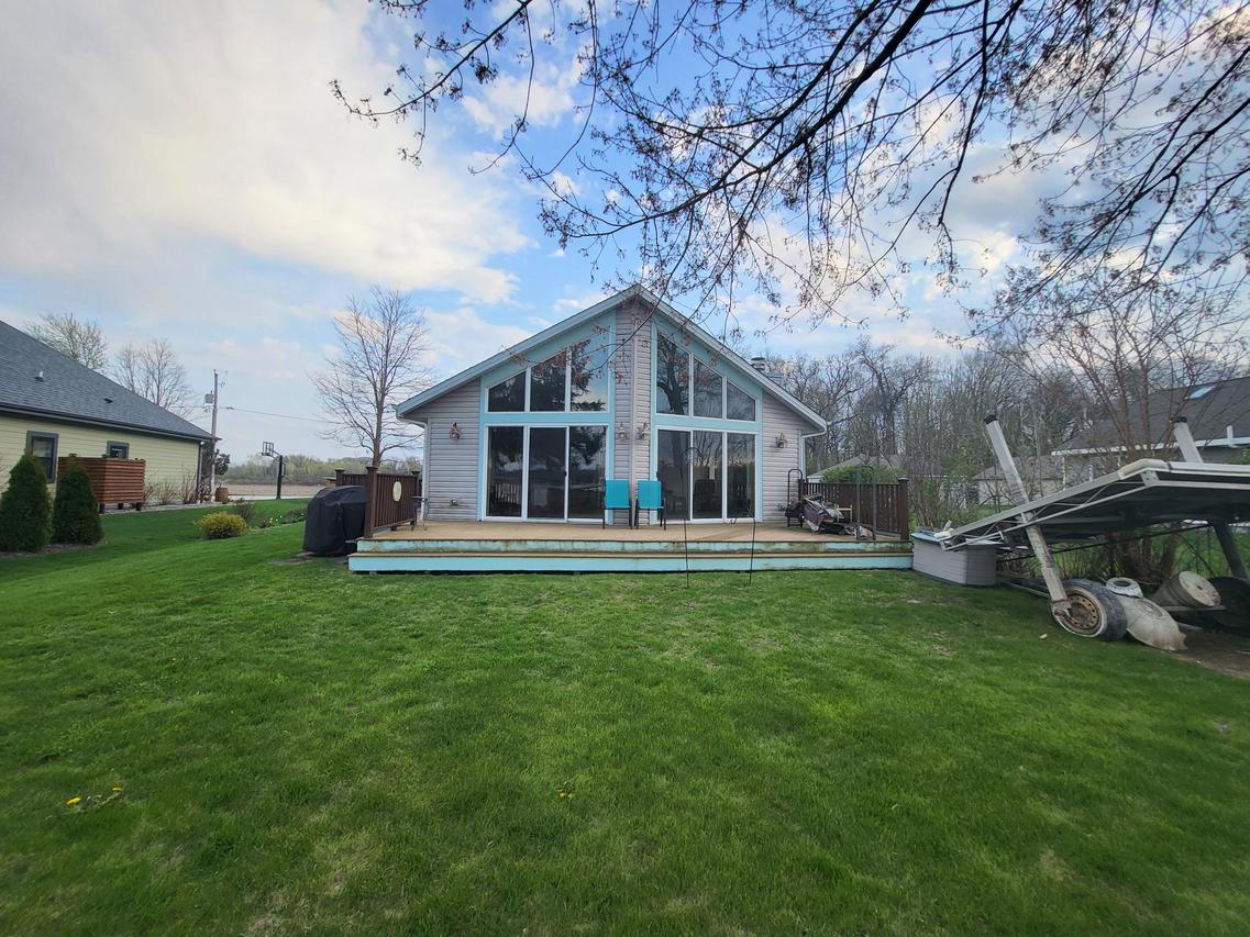 W1006 Shorewood Dr, East Troy, WI 53120
