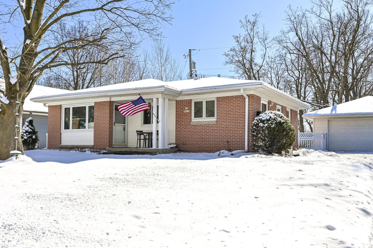 N56W5439 Sunnyside Ln, Cedarburg, WI 53012