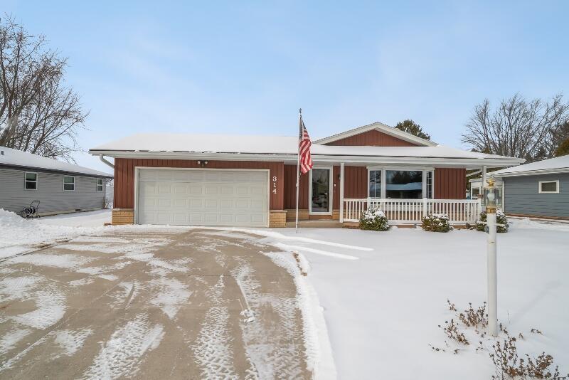 314 S Pershing St, Howards Grove, WI 53083