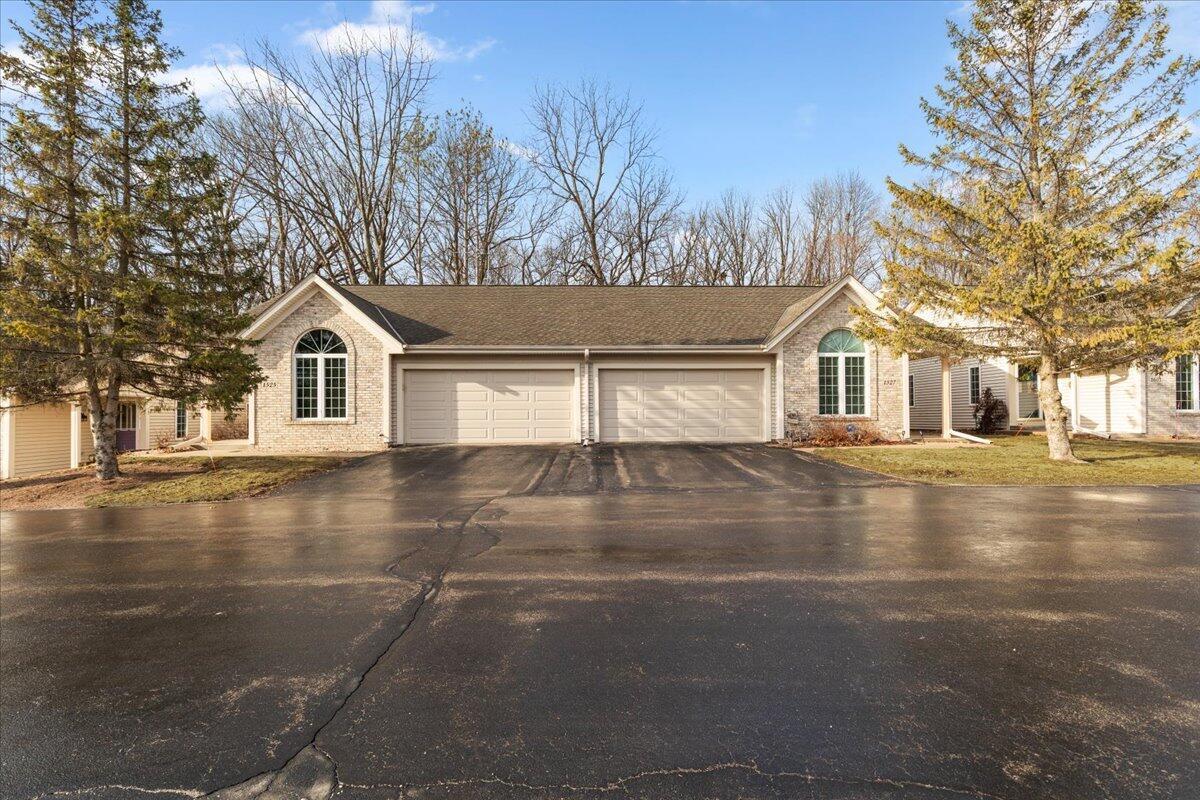 1525 Quietwood Ln, West Bend, WI 53090