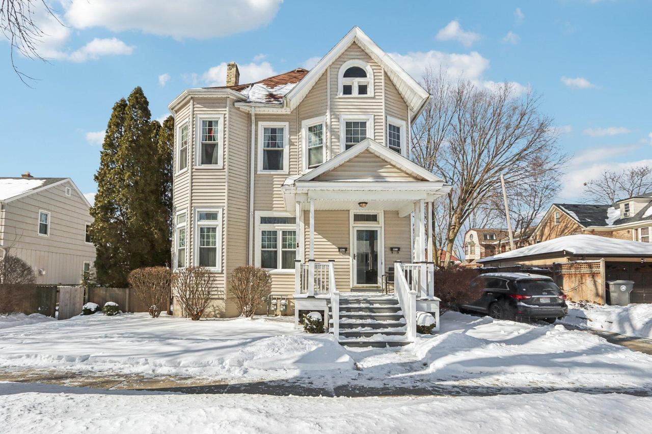 4631 N Oakland Ave #4633, Whitefish Bay, WI 53211