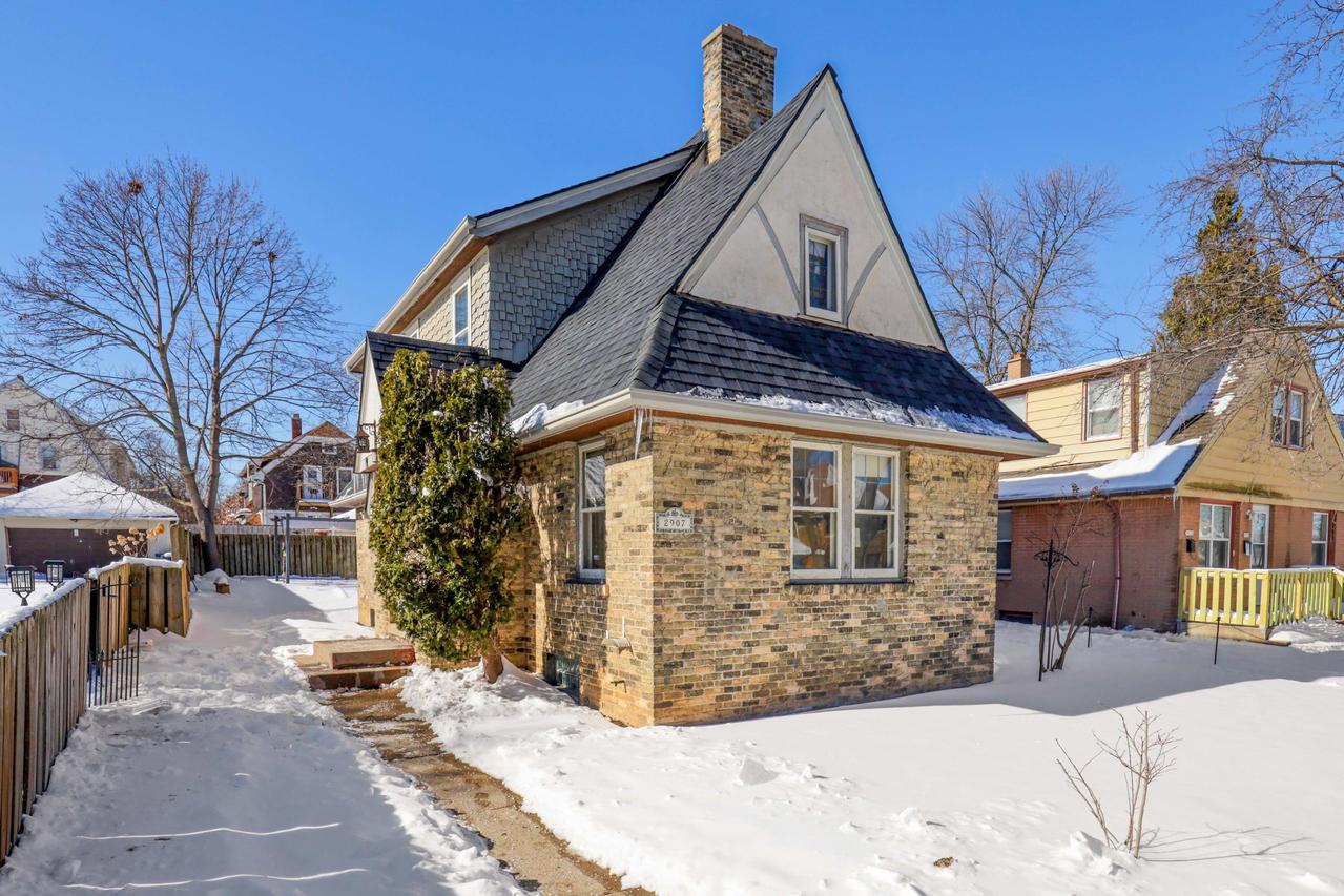 2907 N 54th St, Milwaukee, WI 53210
