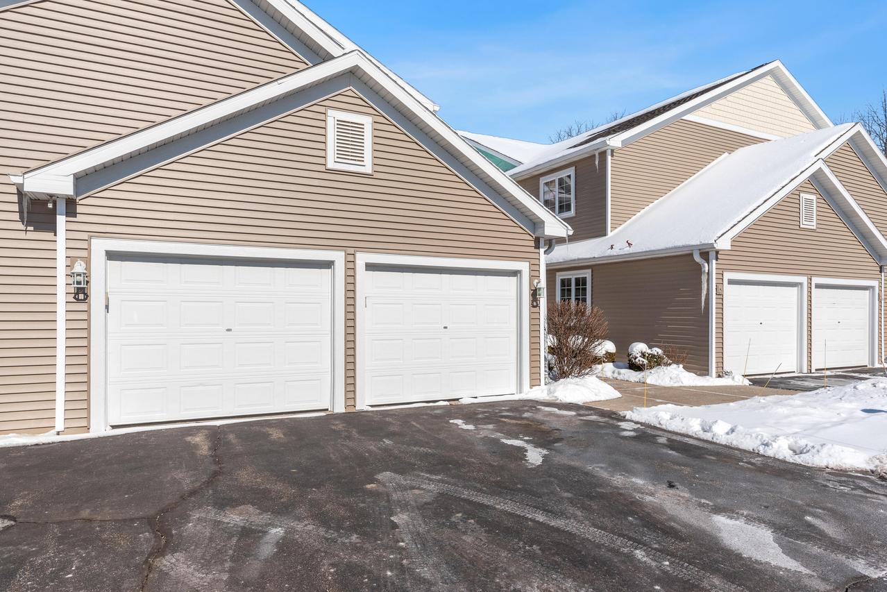 772 Bridlewood Dr #B 5102, Hartford, WI 53027