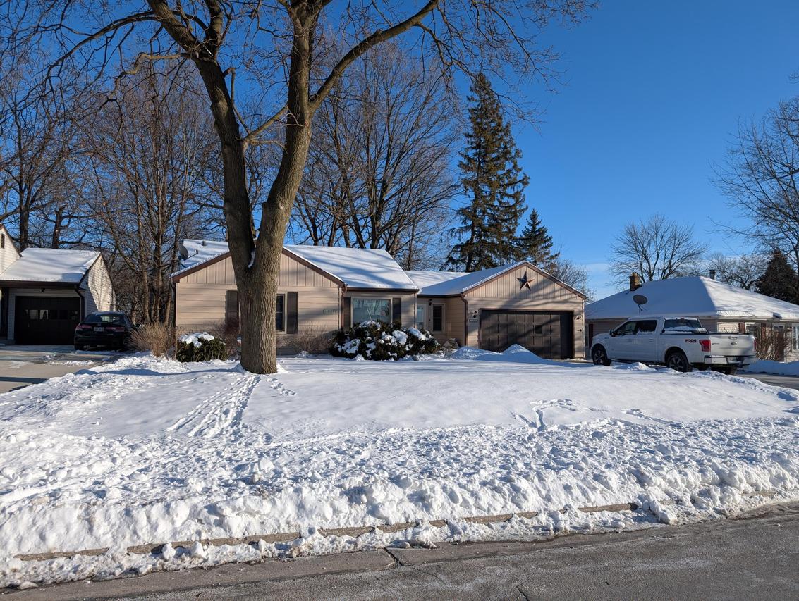11827 W Homewood Ave, Wauwatosa, WI 53226