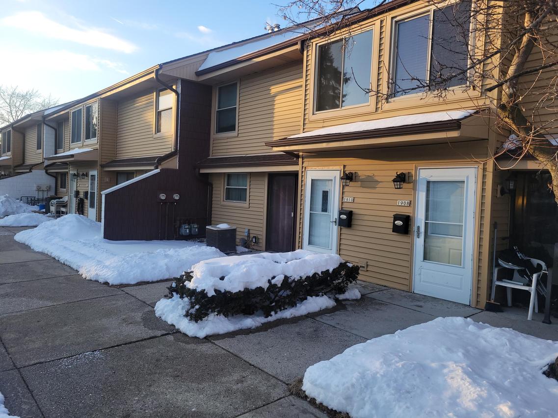 1910 W Salem St, Milwaukee, WI 53221