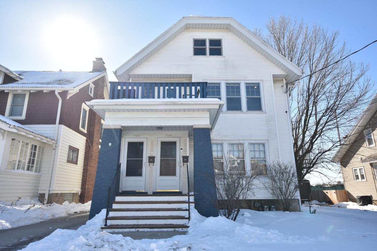 7507 Lincoln Pl, Wauwatosa, WI 53213