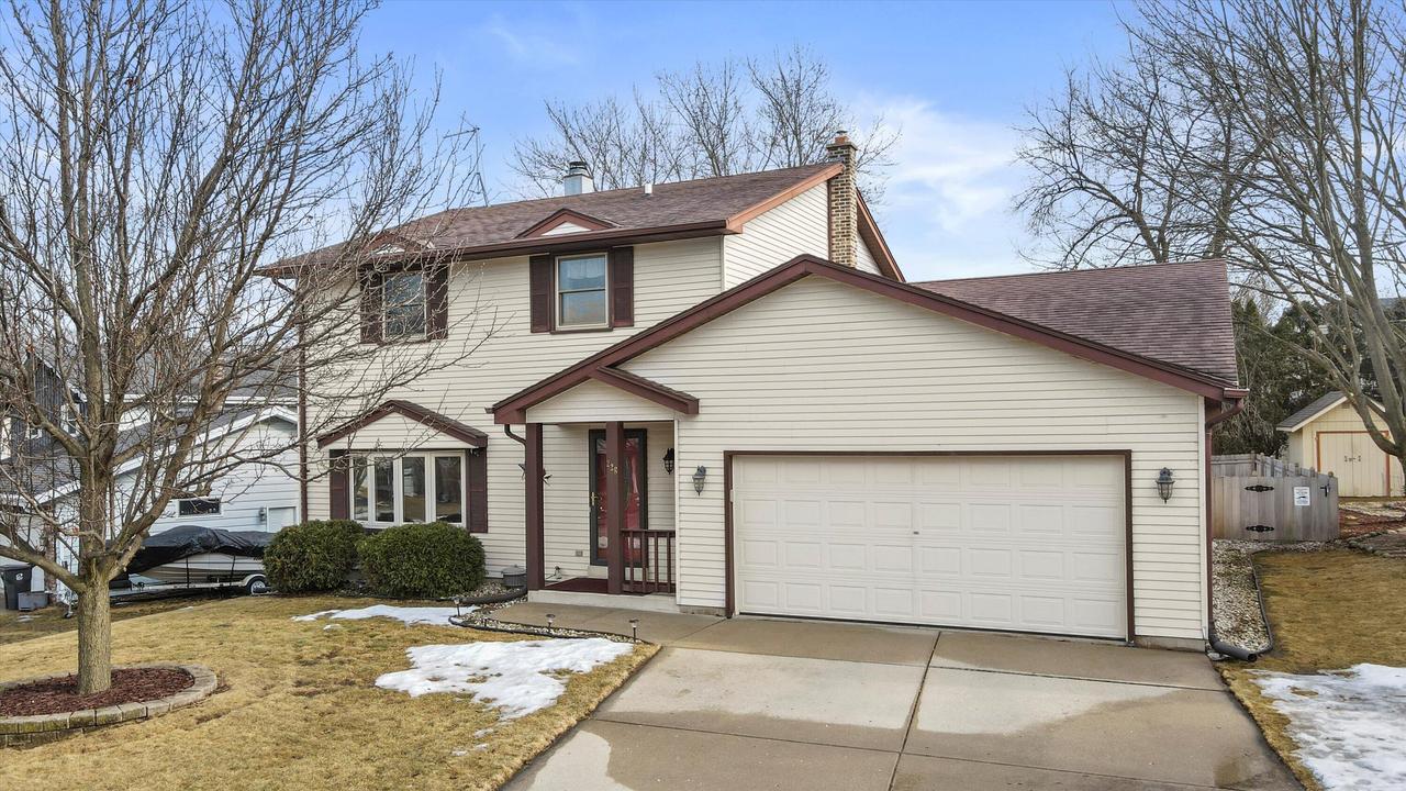 228 Oaklawn Ct, Pewaukee, WI 53072