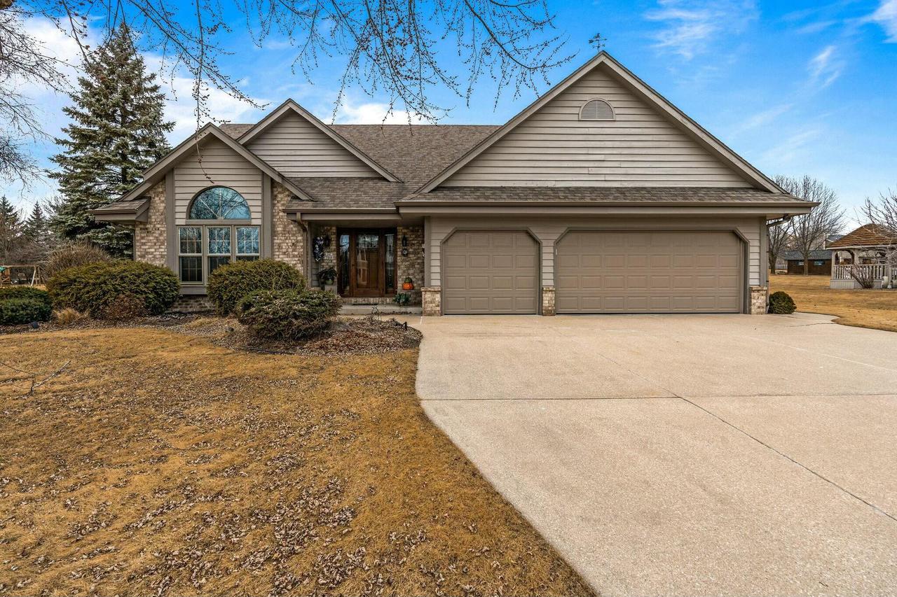 W147N7069 Woodland Dr, Menomonee Falls, WI 53051