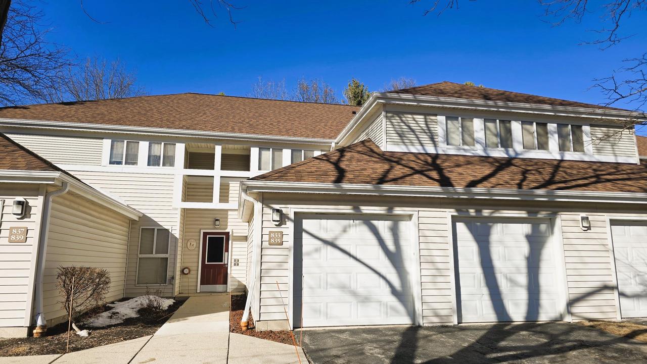 833 W Puetz Rd #7, Oak Creek, WI 53154