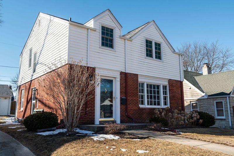 2557 N 95th St, Wauwatosa, WI 53226