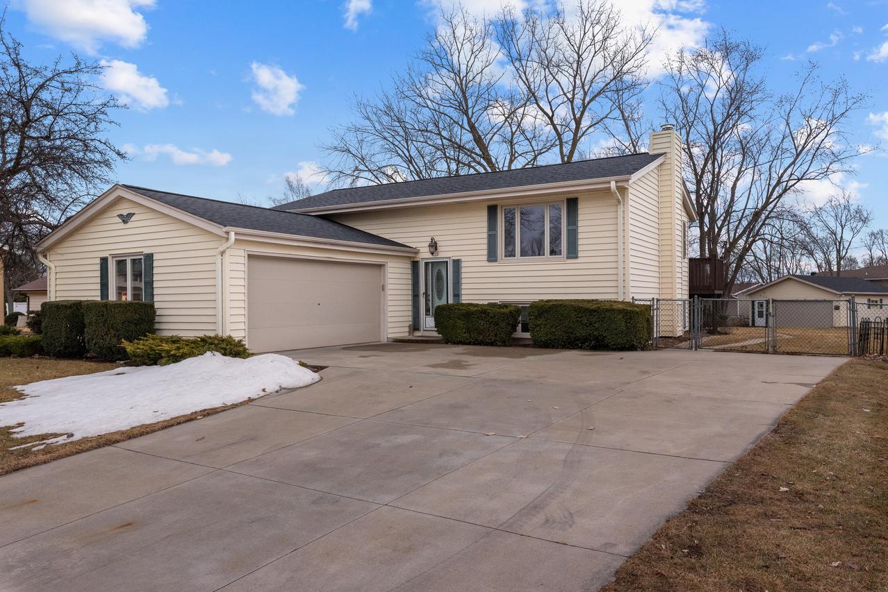 555 E Golden Ln, Oak Creek, WI 53154